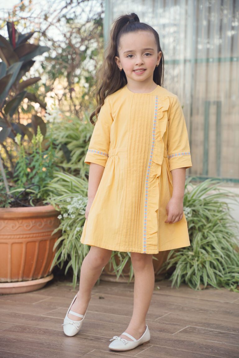 שמלה צהובה עם פס צבעוני